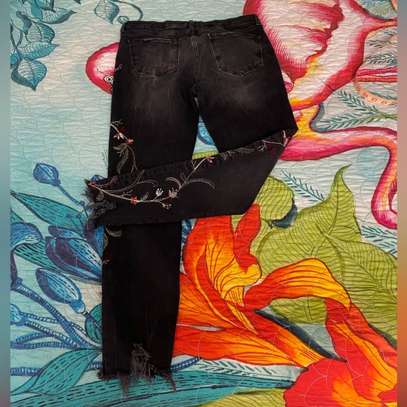 NWOT Zara Black Floral Embroidered Raw Hem Skinny Jeans Waist 15”. - Picture 5 of 13